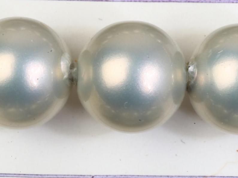 灰白色貝寶珠